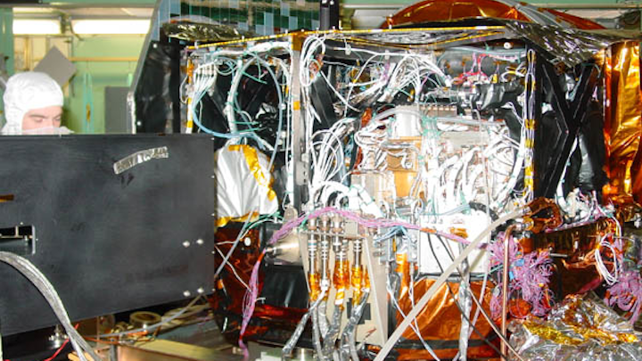 NASA brief compares wireless, wired intra-spacecraft communications for outer planet missions