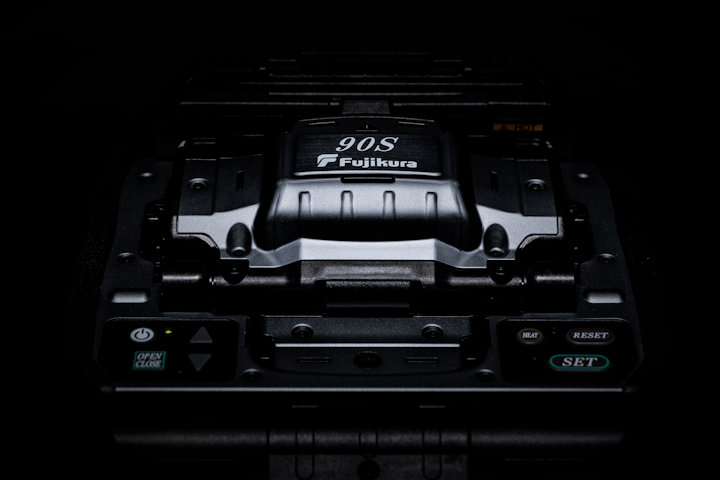 Fujikura's 90S is a core-alignment fusion splicer.